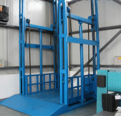 A carga 2000KG comercial levanta trilho pequeno do elevador de frete de 5m o único