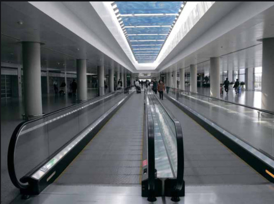 Passeios móveis do metro escadas rolantes e um Travelators de 12 graus