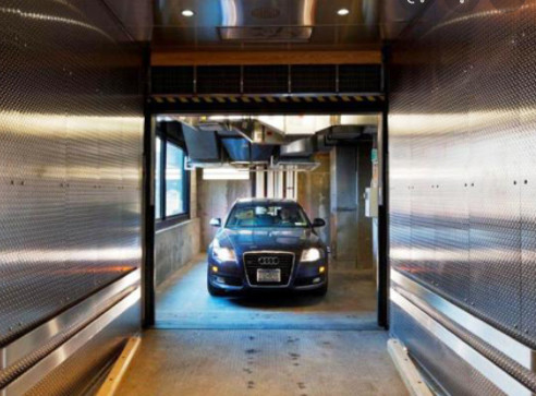 Elevador do carro comercial do aeroporto